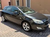 Usata Opel Astra 140 CV (102 kW) 2012 Nero Berlina