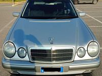 Usata Mercedes E200 Elegance 136 CV (100 kW) 1998 Argento Berlina