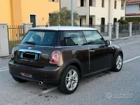 Usata Mini Cooper D 112 CV (82 kW) 2010 Marrone Utilitaria