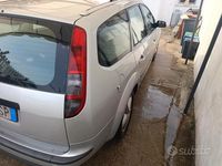 Begagnad Ford Focus 90 HK (66 kW) 2005 Grå Kombi