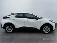 Usata Toyota C-HR Active 140 CV (102 kW) 2024 Bianco SUV