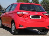 Usata Toyota Yaris Cool 72 CV (52 kW) 2019 Rosso Berlina