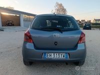 Usata Toyota Yaris 100 CV (73 kW) 2011 Grigio Berlina
