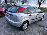 Usata Ford Focus Ghia 101 CV (74 kW) 2001 Grigio Berlina