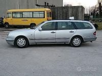 Usado Mercedes E200 Elegance 136 CV (100 kW) 1996 Gris Familiar