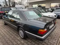 Usata Mercedes E200 122 CV (89 kW) 1991 Nero Berlina