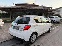 Usata Toyota Yaris Hybrid Cool 75 CV (55 kW) 2015 Bianco Berlina