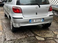 Usata Toyota Yaris 68 CV (50 kW) 2000 Grigio Utilitaria