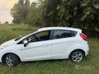Usata Ford Fiesta 95 CV (69 kW) 2015 Bianco Utilitaria