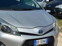 Usata Toyota Yaris Hybrid Lounge 75 CV (55 kW) 2013 Argento Berlina