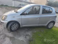 Usata Toyota Yaris 68 CV (50 kW) 2002 Grigio Berlina