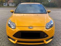 Usata Ford Focus ST 250 CV (183 kW) 2015 Giallo Berlina