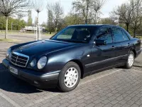 Usata Mercedes E200 Elegance 136 CV (100 kW) 1996 Blu Berlina