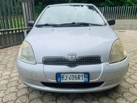 Usata Toyota Yaris 68 CV (50 kW) 2000 Argento Utilitaria