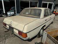 Usata Mercedes 200 95 CV (69 kW) 1972 Beige Berlina