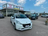 Usata Peugeot 208 68 CV (50 kW) 2015 Bianco Utilitaria
