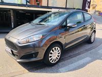 Usata Ford Fiesta 101 CV (74 kW) 2016 Grigio Berlina
