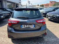 Usata Toyota Yaris Hybrid Style 73 CV (53 kW) 2018 Grigio scuro Berlina