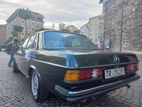 Usata Mercedes 200 94 CV (69 kW) 1977 Nero Berlina