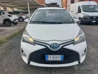 Usata Toyota Yaris Hybrid 73 CV (53 kW) 2016 Bianco Berlina