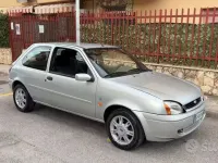Usata Ford Fiesta 75 CV (55 kW) 2000 Grigio Utilitaria