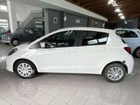 Usata Toyota Yaris Lounge 90 CV (66 kW) 2015 Bianco Utilitaria