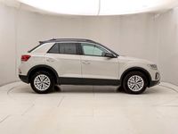 Käytetty VW T-Roc Life 116 HP (85 kW) 2023 Valkoinen Katumaasturi