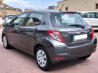 Usata Toyota Yaris Style 90 CV (66 kW) 2013 Grigio Utilitaria