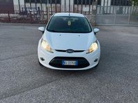 Usata Ford Fiesta 70 CV (51 kW) 2012 Bianco Utilitaria