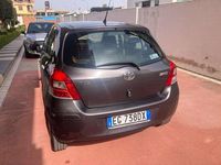 Usata Toyota Yaris 90 CV (66 kW) 2010 Grigio Utilitaria