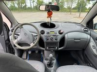Usata Toyota Yaris 68 CV (50 kW) 1999 Nero Utilitaria
