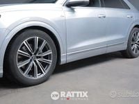 Usata Audi Q8 Sport 231 CV (169 kW) 2023 Argento satellite SUV