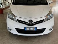 Usata Toyota Yaris Lounge 90 CV (66 kW) 2014 Bianco Berlina