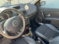Usado Renault Clio II 58 CV (42 kW) 2008 Negro Berlina