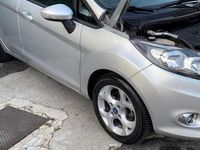 Usata Ford Fiesta Titanium 71 CV (52 kW) 2012 Grigio Utilitaria