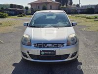 Usado Ford Fiesta Ghia 68 HP (50 kW) 2006 Cinzento Citadino