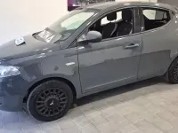 Usado Lancia Ypsilon Gold 69 HP (50 kW) 2015 Cinzento Citadino