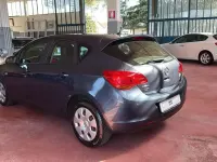 Usata Opel Astra 101 CV (74 kW) 2011 Bluazzurro Berlina