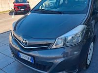 Usata Toyota Yaris Lounge 90 CV (66 kW) 2013 Grigio Utilitaria