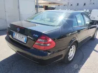 Usata Mercedes E220 Elegance 150 CV (110 kW) 2003 Nero Berlina
