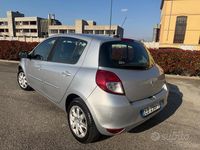Käytetty Renault Clio II Dynamique 101 HP (74 kW) 2010 Harmaa Sedan