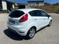 Usata Ford Fiesta Titanium 68 CV (50 kW) 2011 Bianco Berlina