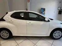 Usata Toyota Yaris Hybrid Active 92 CV (67 kW) 2022 Bianco white pastello Berlina