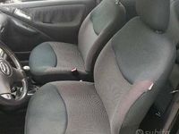 Usado Toyota Yaris Sol 65 CV (47 kW) 2004 Gris Berlina