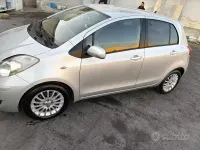 Usata Toyota Yaris 100 CV (73 kW) 2009 Grigio Utilitaria