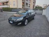 Usata Opel Astra 140 CV (102 kW) 2011 Nero Station wagon