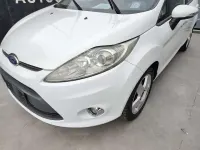 Usata Ford Fiesta Titanium 69 CV (50 kW) 2011 Biano polare Berlina