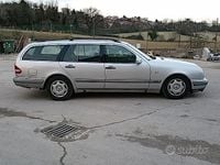 Usado Mercedes E200 Elegance 136 CV (100 kW) 1996 Gris Familiar