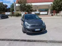 Usata Kia Rio 75 CV (55 kW) 2014 Grigio Berlina