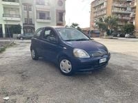 Begagnad Toyota Yaris 67 HK (49 kW) 2000 Blå Sedan
